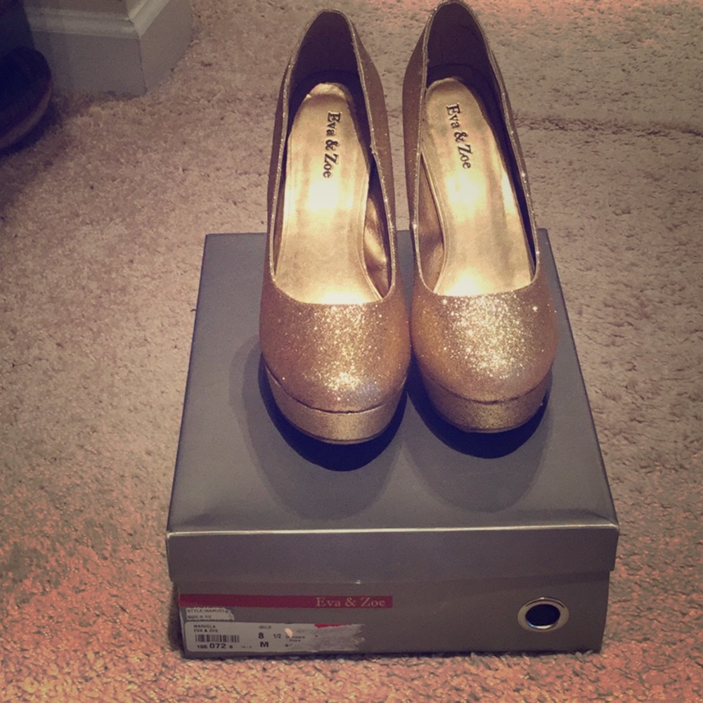 Size 8.5 women’s gold heels